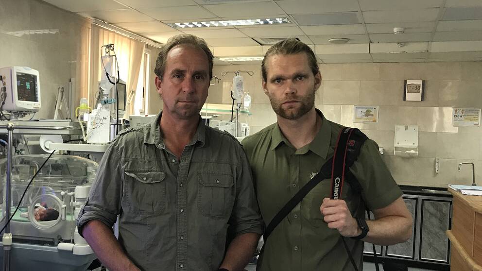 SVT:s Mellanösternteam Stefan Åsberg och Niclas Berglund på Neonatalkliniken i Gaza.