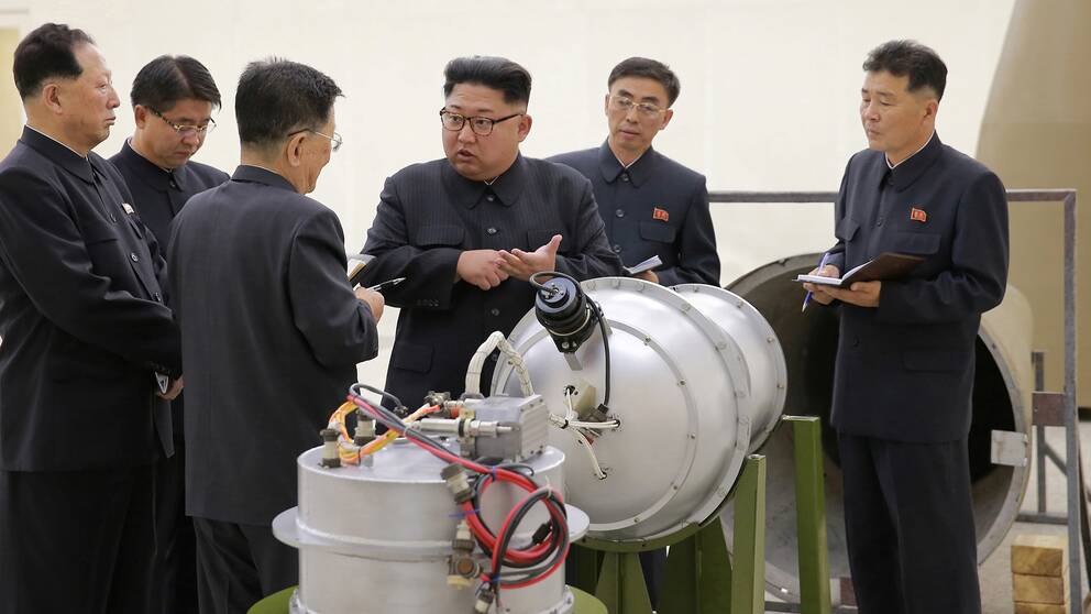 Nordkoreas ledare Kim Jong-un uppges ge riktlinjer för landets kärnvapenprogram på en bild som släpptes av den statliga nordkoreanska nyhetsbyrån KCNA den 3 september. 