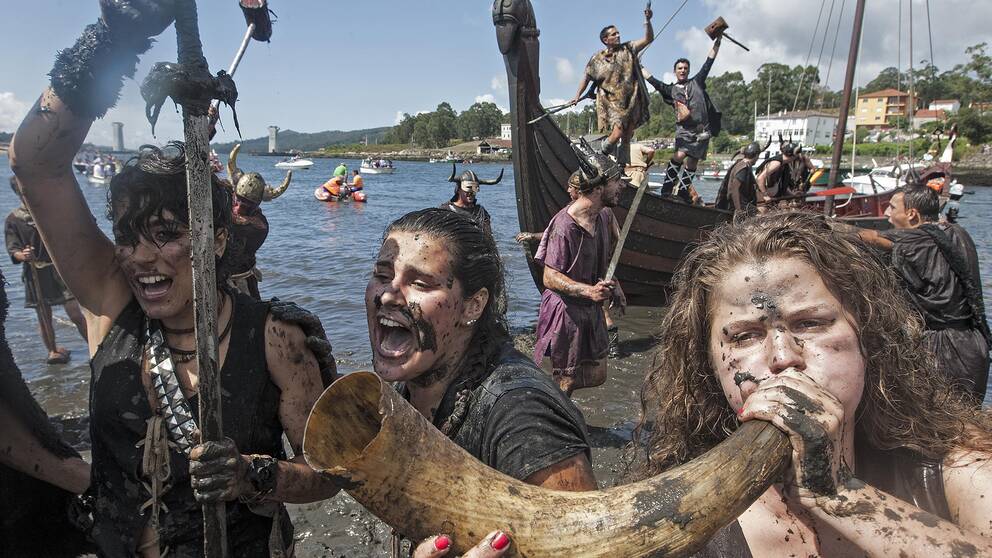 Kvinnor som klätt ut sig till vikingar.