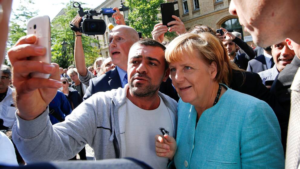 Angela Merkel tar en selfie med en väljare.