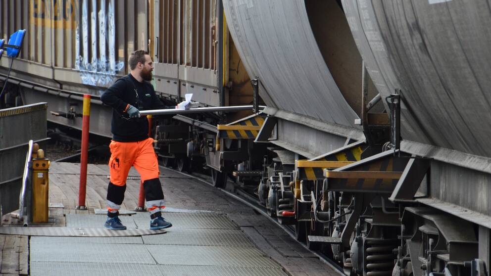 Godsvagnar sätts ihop till tåg på rangerbangården i Hallsberg.