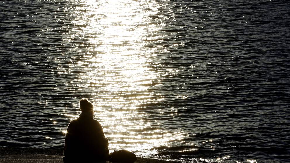 Oslo 20 120 313. En kvinne leser i en bok i ettermiddagssolen som skinner i vannet ved Opearen i Oslo tirsdag ettermiddag. Foto: Håkon Mosvold Larsen / Scanpix NORGE / SCANPIX / kod 20520