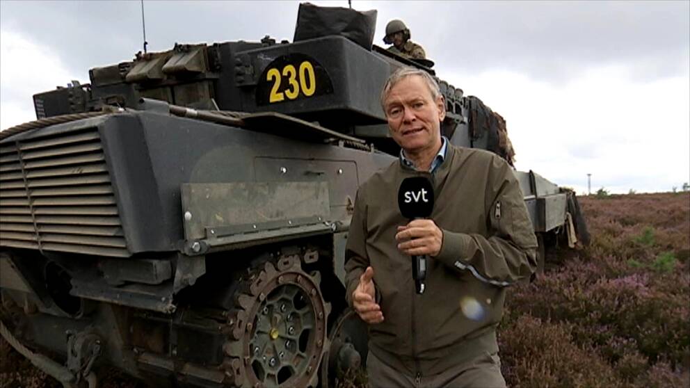 Rolf Fredriksson framför en pansarvagn i övningen i östra Tyskland