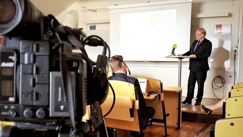 Försvarsminister Peter Hultqvist (S) presenterar delar av budgetpropositionen