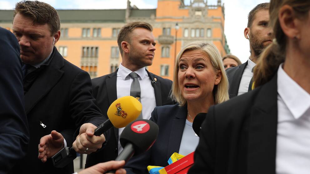 Finansminister Magdalena Andersson (S) under budgetpromenaden.