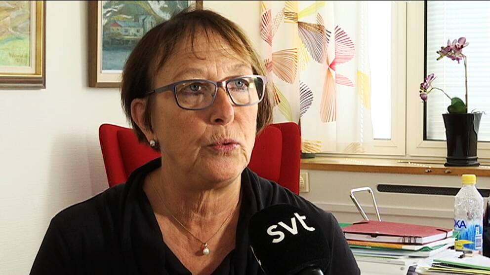 Ann-Katrin Järåsen sitter med blicken riktad bredvid kameran. Hon är klädd i glasögon. Framför henne syns en svart SVT-mikrofon