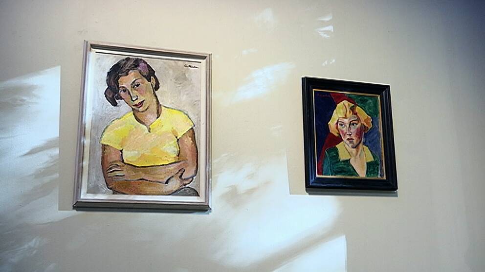 Två konstverks med porträtt av kvinnor hänger bredvid varandra