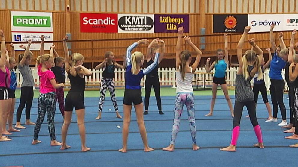 Det är trångt i Wåxnäshallen när Karlstad Gymnastikförening tränar