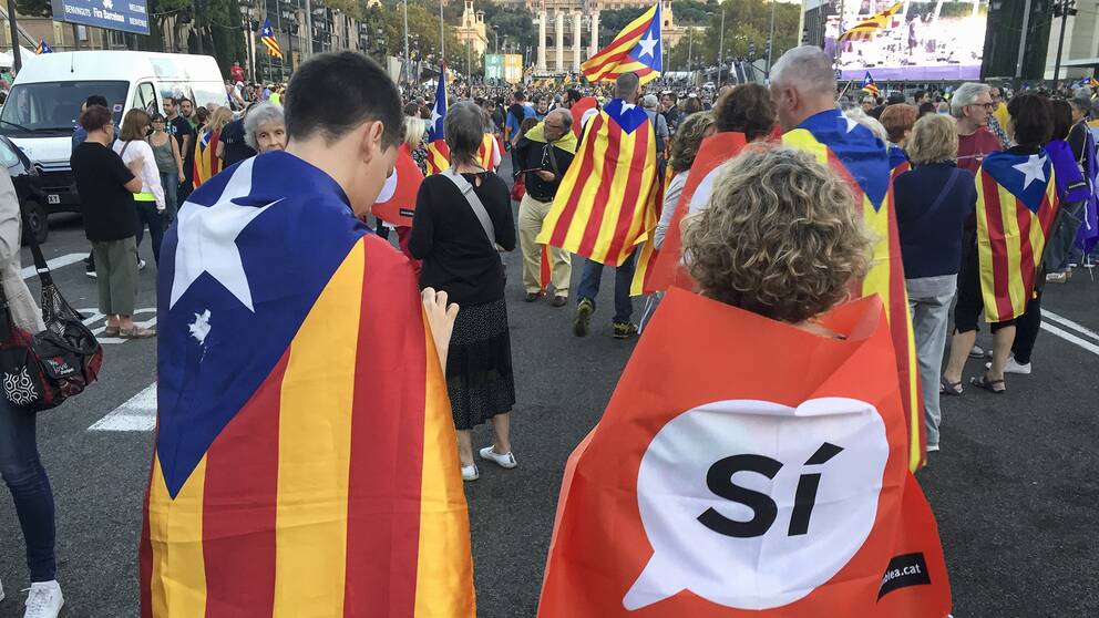 Gatufest vid berget Montjuic i Barcelona. Festen är tänkt som en avslutning på kampanjen för en folkomröstning om självständighet i Katalonien på söndag.