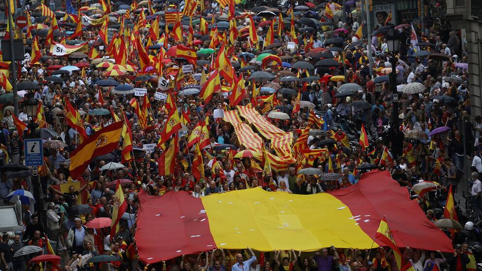 Tusentals Spanienvänliga demonstranter marscherade genom Barcelona under lördagen, i protest mot den planerade folkomröstningen om katalansk självständighet.
