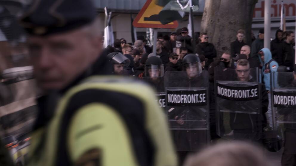 Nazistiska NMR fick den 30 september tillstånd att demonstrera i Göteborg. Tillresta motdemonstranter fyllde gatorna, polisen mobiliserade. Media likaså. Med flera nyhetsteam följde SVT skeendet nära, timme för timme inför och under demonstrationen.