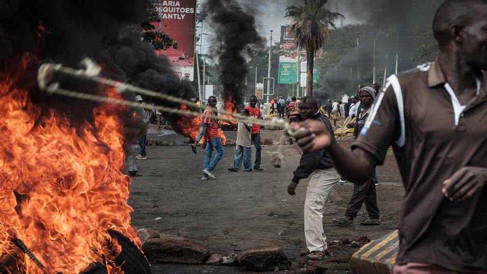 Oppositionsanhängare blockerar gator och bränner bildäck i Kisumu, Kenya. 