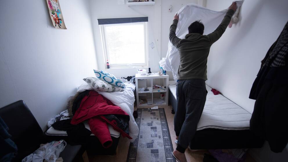 En person bäddar sängen på ett boende