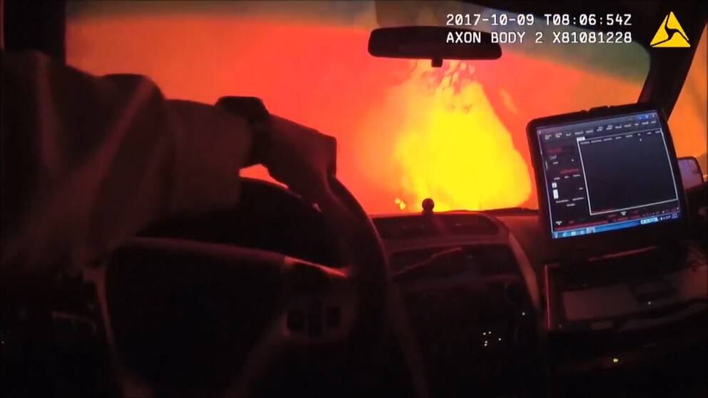 Polisen i Sonoma i Kalifornien kör rätt genom brandinfernot