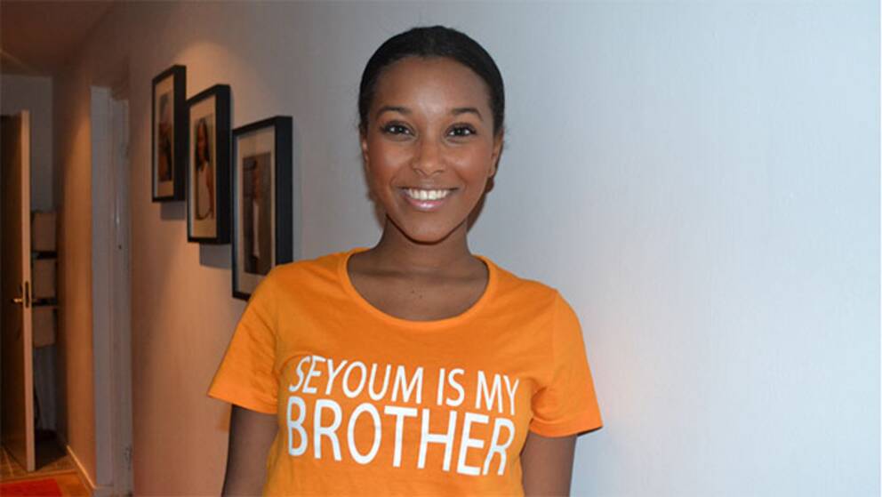 Vanessa Behre bär en t-shirt som hon tagit fram i sitt projekt ”One Day Seyoum”.