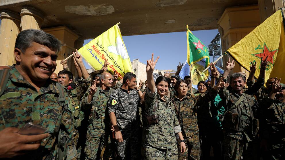 SDF-soldater gör V-tecknet för Victory – seger.