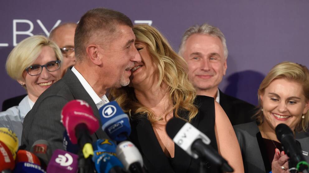 ANO-ledare och miljardären Andrej Babis kysser sin fru vid besked om valvinst.