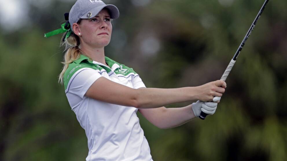 Jenny Haglund med en golfklubba i handen