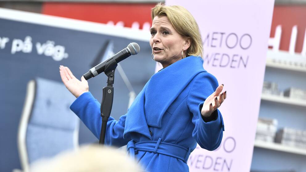 Jämställdhetsministern Åsa Regnér (S) talar under #metoo-manifestationen mot sexuella trakasserier och övergrepp som hålls på Segels torg.