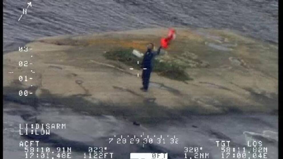 Mannen vinkar till helikoptern