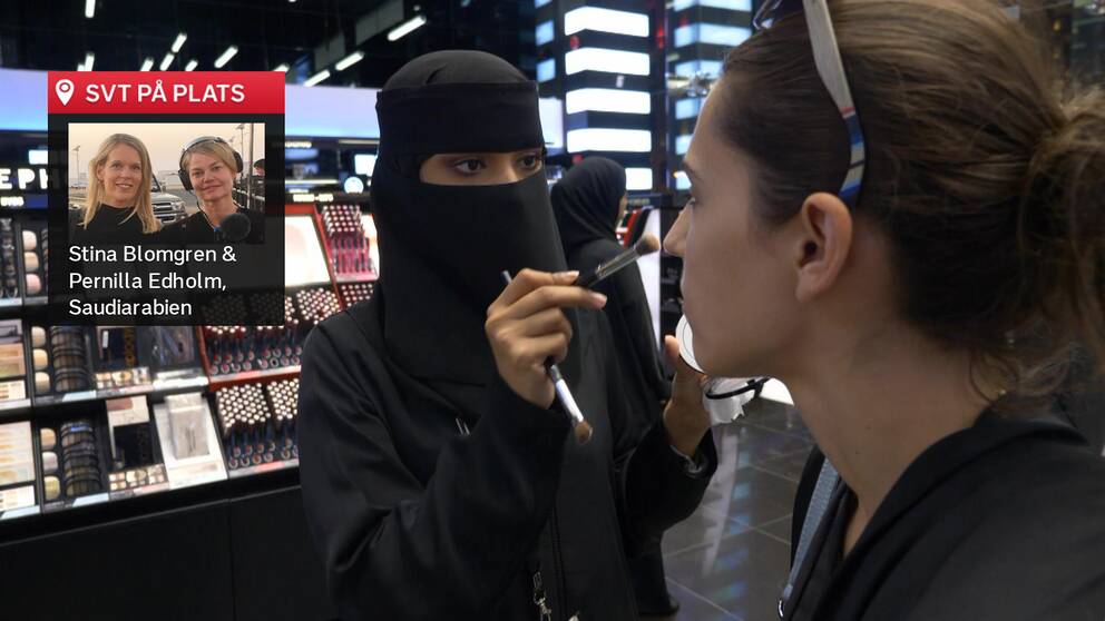 Asmaa al Harbi sminkar en kund i Riyadh.