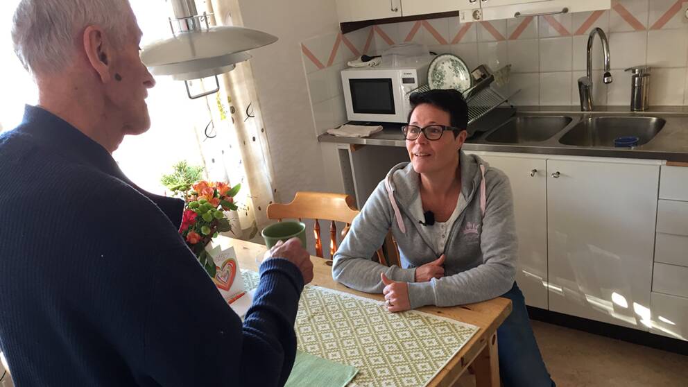 ”Vi tänker inte så mycket på stress här. Vi jobbar på i vår takt och vi har aldrig några tider vi måste passa” säger Anneli Jensen, omsorgsassistent. Här på förmiddagsbesök hos Elis Skoog, 88 år.
