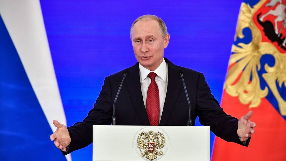 Rysslands president Putin står framför en talarstol.