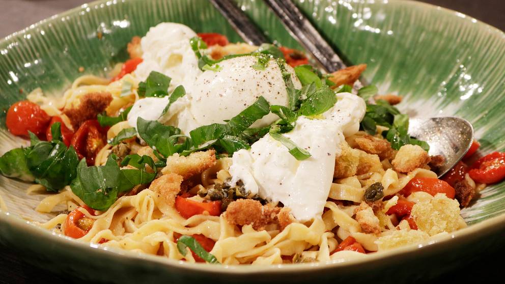 Pasta Med Tomatsås Och Burrata