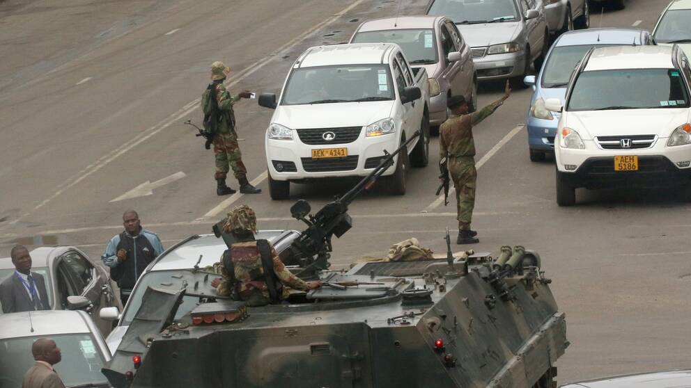 Militärfordon dirigerar trafik i Harare