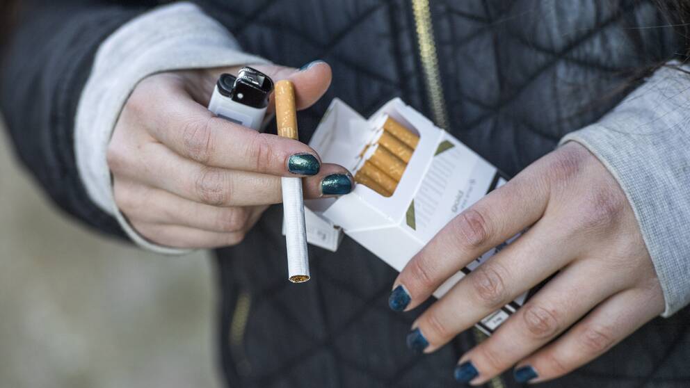 Nästan var femte gymnasietjej röker fortfarande | SVT Nyheter