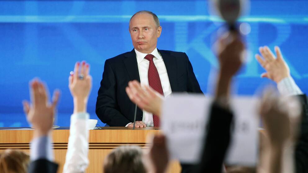 Putin svarar på frågor från reportrar.