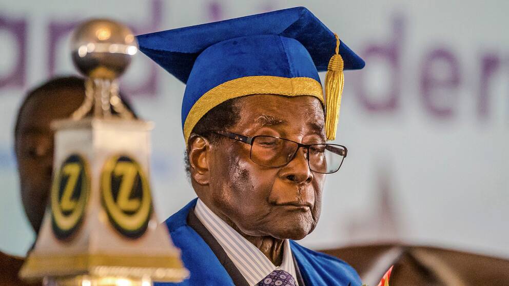 93-årige Robert Mugabe dök upp på en universitetsavslutning efter att gripits.
