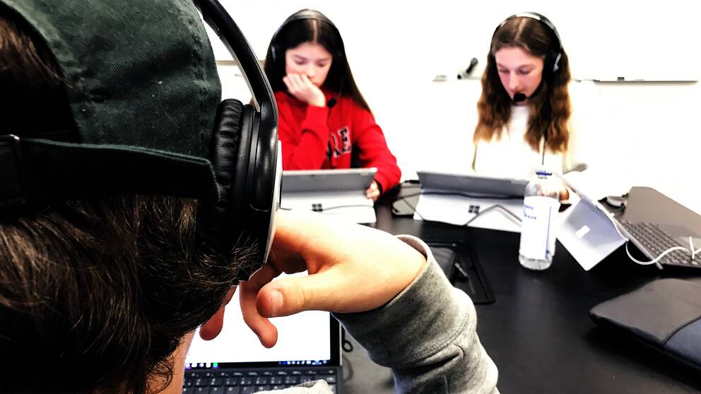 elever med hörlurar och laptops