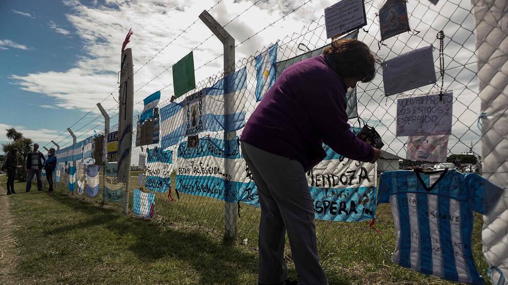 Anhöriga och invånare fäster teckningar och flaggor på stängslet runt den argentinska flottbasen i Mar de Plata, där den försvunna ubåten ARA San Juan är hemmahörande.