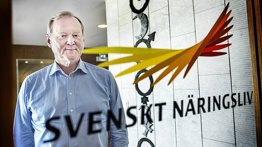 Leif Östling står vid en dörr med Svenskt näringslivs logotype.