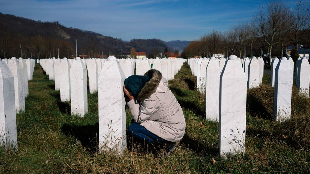 A woman reacts over a relative's grave at the memorial centre of Potocari near Srebrenica on November 22, 2017. United Nations judges on November 22, 2017 sentenced former Bosnian Serbian commander Ratko Mladic to life imprisonment after finding him guilty of genocide and war crimes in the brutal Balkans conflicts over two decades ago. / AFP PHOTO / Dimitar DILKOFF