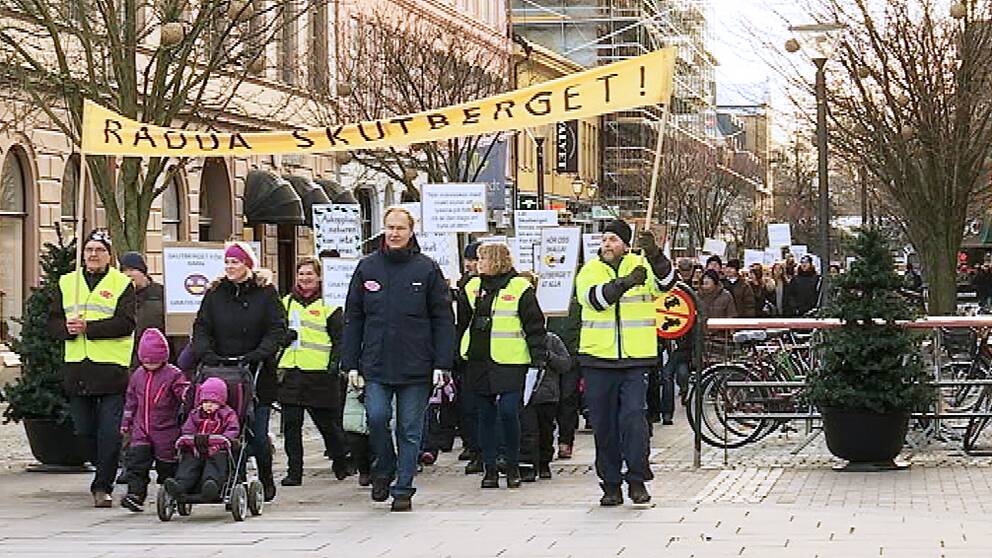 Här tågar demonstranterna in på Stora Torget