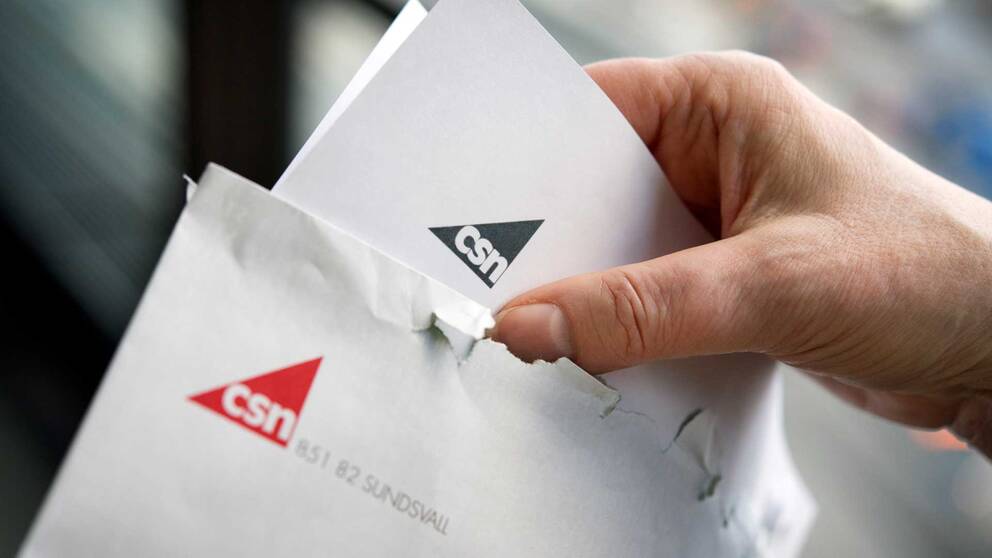 Kuvert med texten CSN som öppnas.