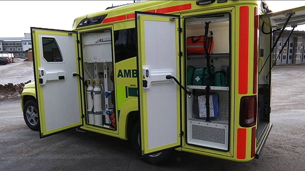 En ambulans där dörrarna står öppna