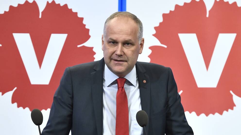 Jonas Sjöstedt under presskonferensen om pensionsuppgörelsen.