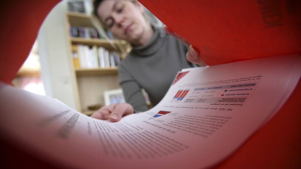 En kvinna öppnar sitt pensionsbesked