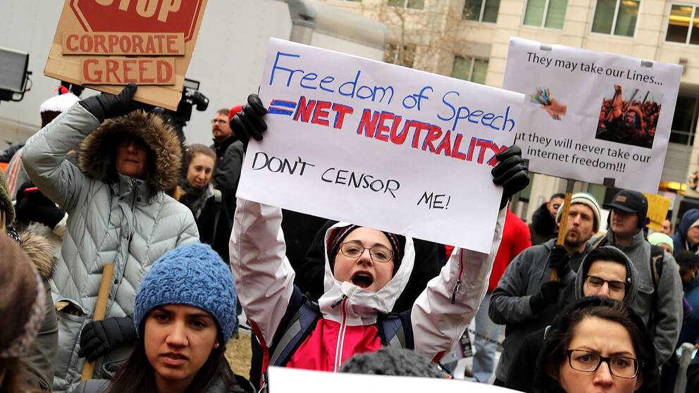 Demonstranter protesterar utanför FCC:s kontor i Washington