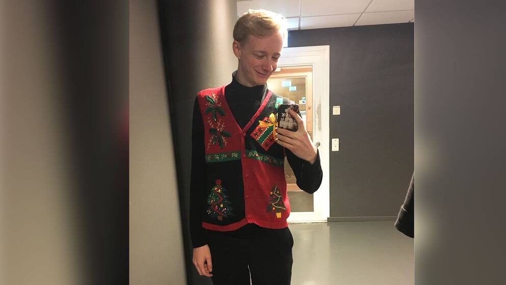 Johan Törngren bjuder här på sin jultröja.