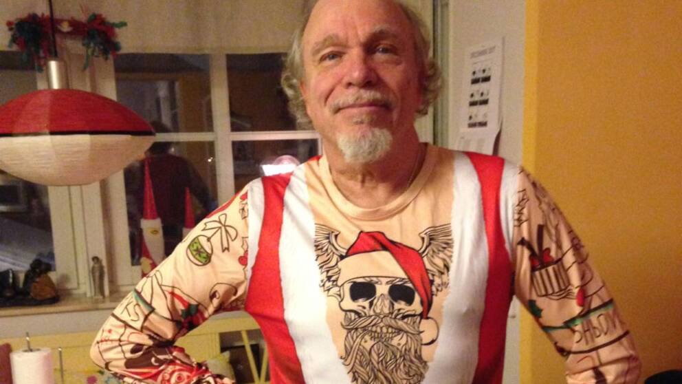 Felix Parling känner sig tuff i sin nya jultröja, hälsar Elisabeth Kristoffersson