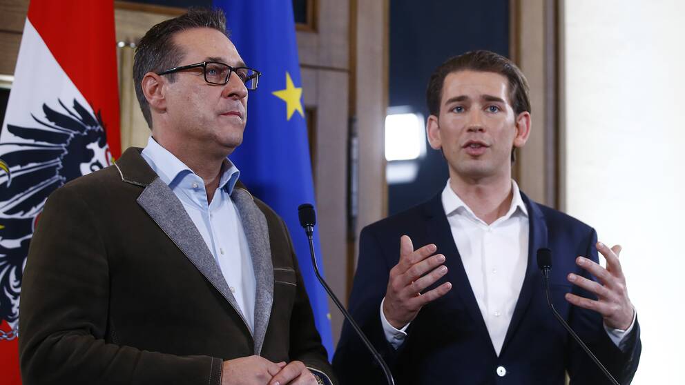 Högerpopulistiska FPÖ:s partiledare Heinz-Christian Strache till vänster och konservativa partiet ÖVP:s partiledare till höger.