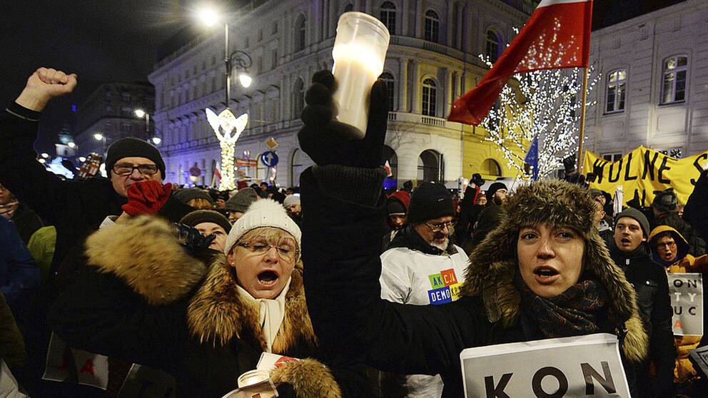 I Polen har människor demonstrerat mot regeringens reformer av rättsväsendet. En ljuskedja bildades den 19 december 2017.