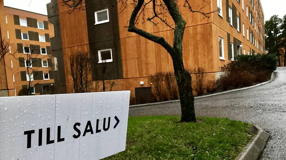 Bild på till salu-skylt och hus.