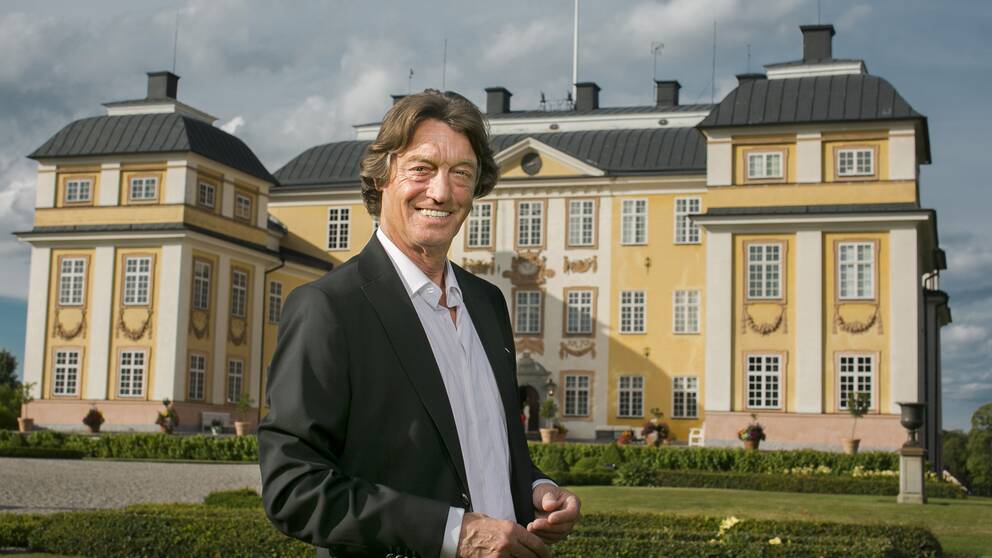 En bild på Johannes Brost framför Ericsbergs slott år 2016, där Stjärnorna på slottet spelas in.