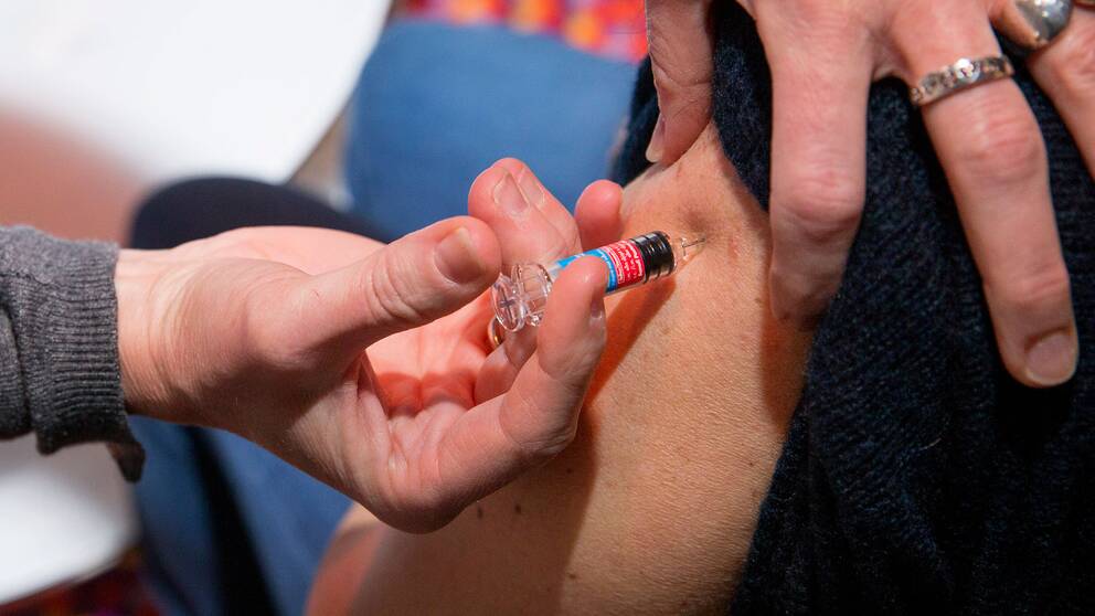 En person får en vaccinspruta