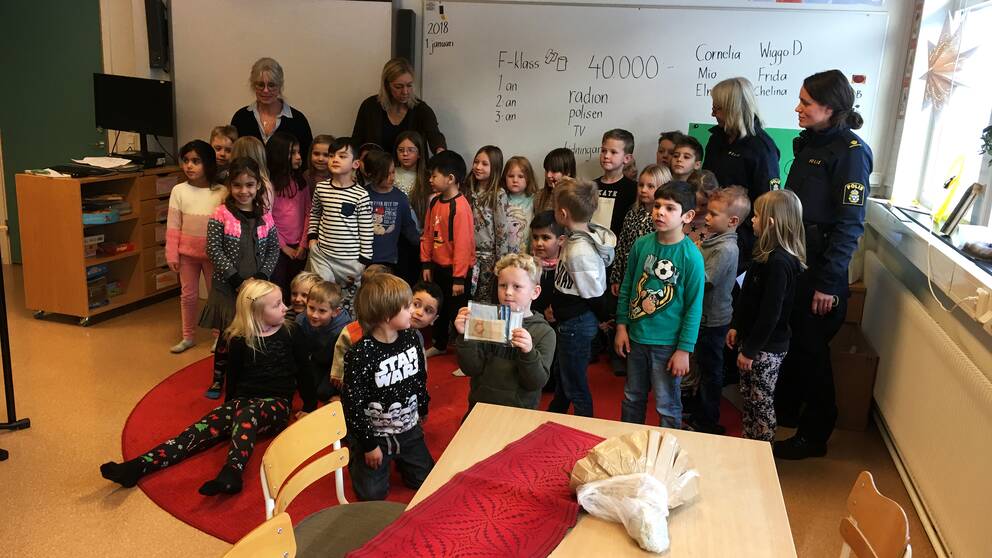 Förskoleklassen på Östra skolan tillsammans med polisen.
